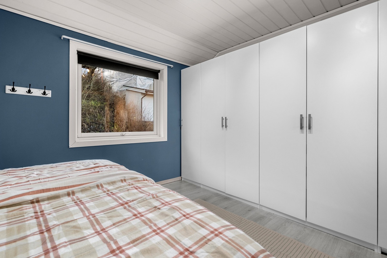 Hovedsoverommet har god plass til dobbeltseng og stor garderobeløsning. Galleribilde