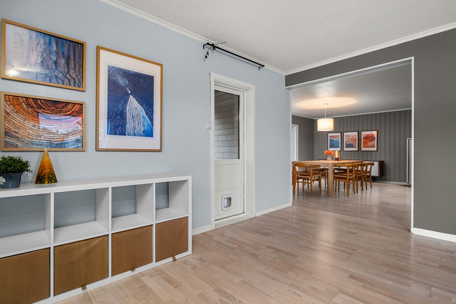 Første etasje består av gang/entre, stue og kjøkken. Galleribilde