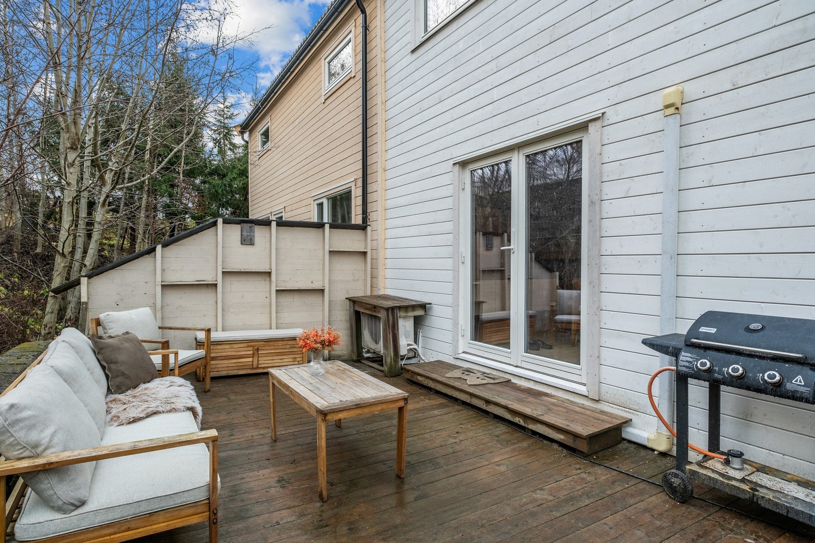 Fra spisestuen er det utgang til en romslig markterrasse. Galleribilde