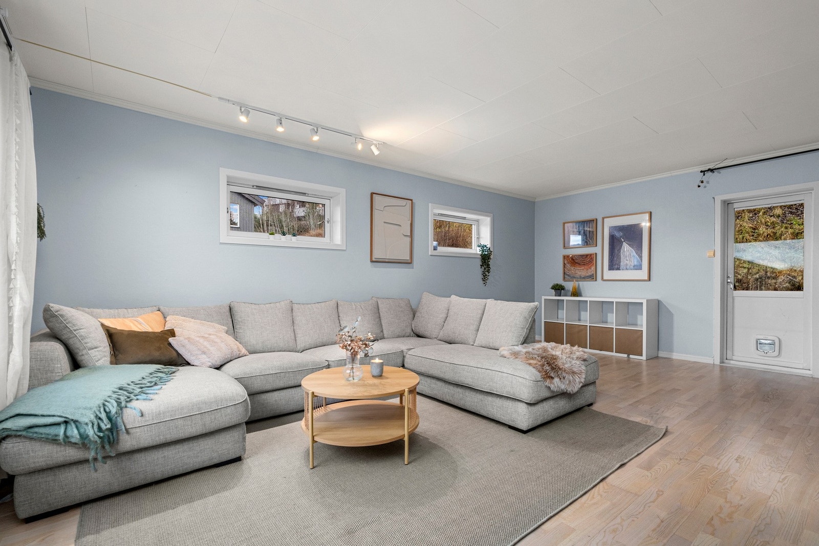 Boligen går over 3 plan og har bla. 4 soverom og 2 stuer. Galleribilde