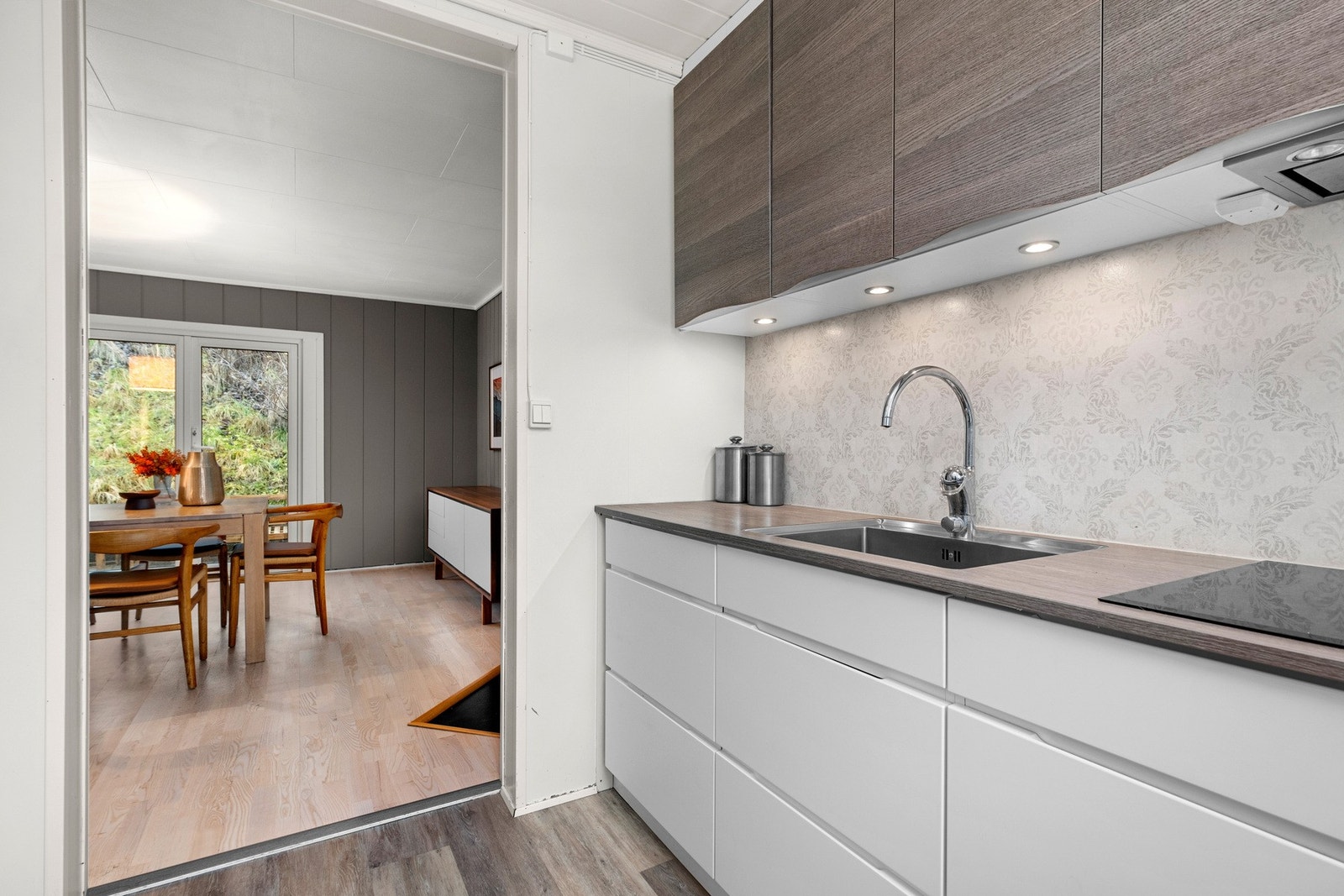 Kjøkkenet har godt utstyrt og har rikelig med skap og benkeplass. Galleribilde