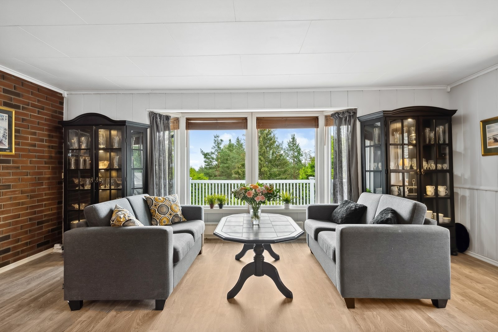 Store vindusflater gir fint naturlig lyst i rommet. Galleribilde