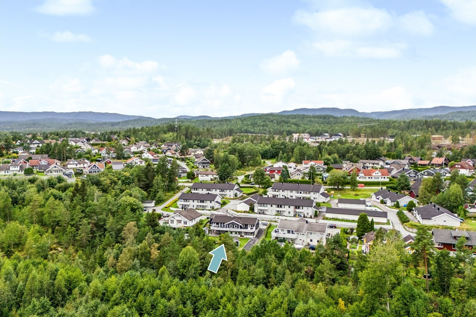 Ingen gjennomgangstrafikk og gangavstand til barnehage, skole, butikk, busstopp og marka. Galleribilde