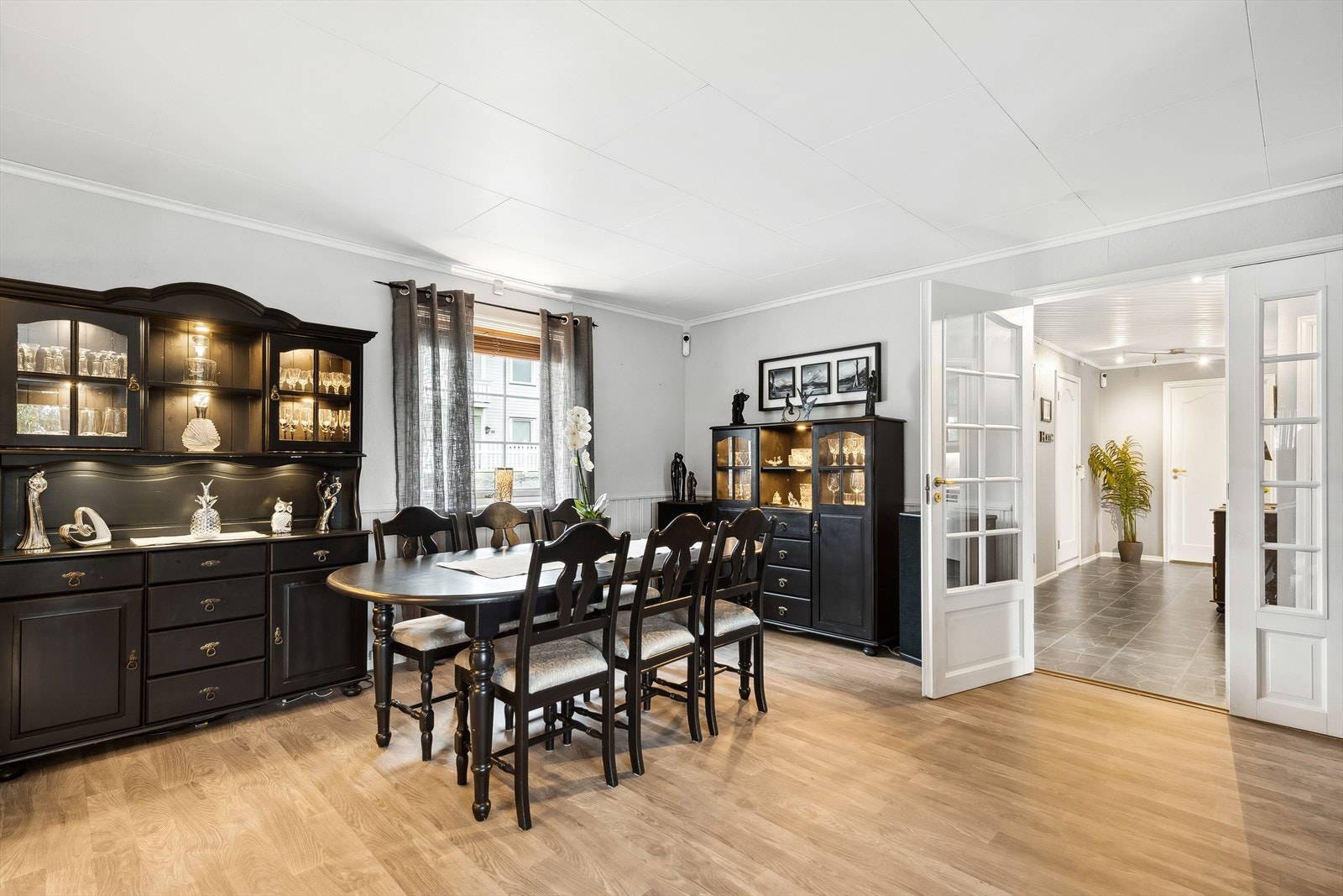 Stuen er delt inn i flere soner og er perfekt for å samle familie og gjester. Galleribilde