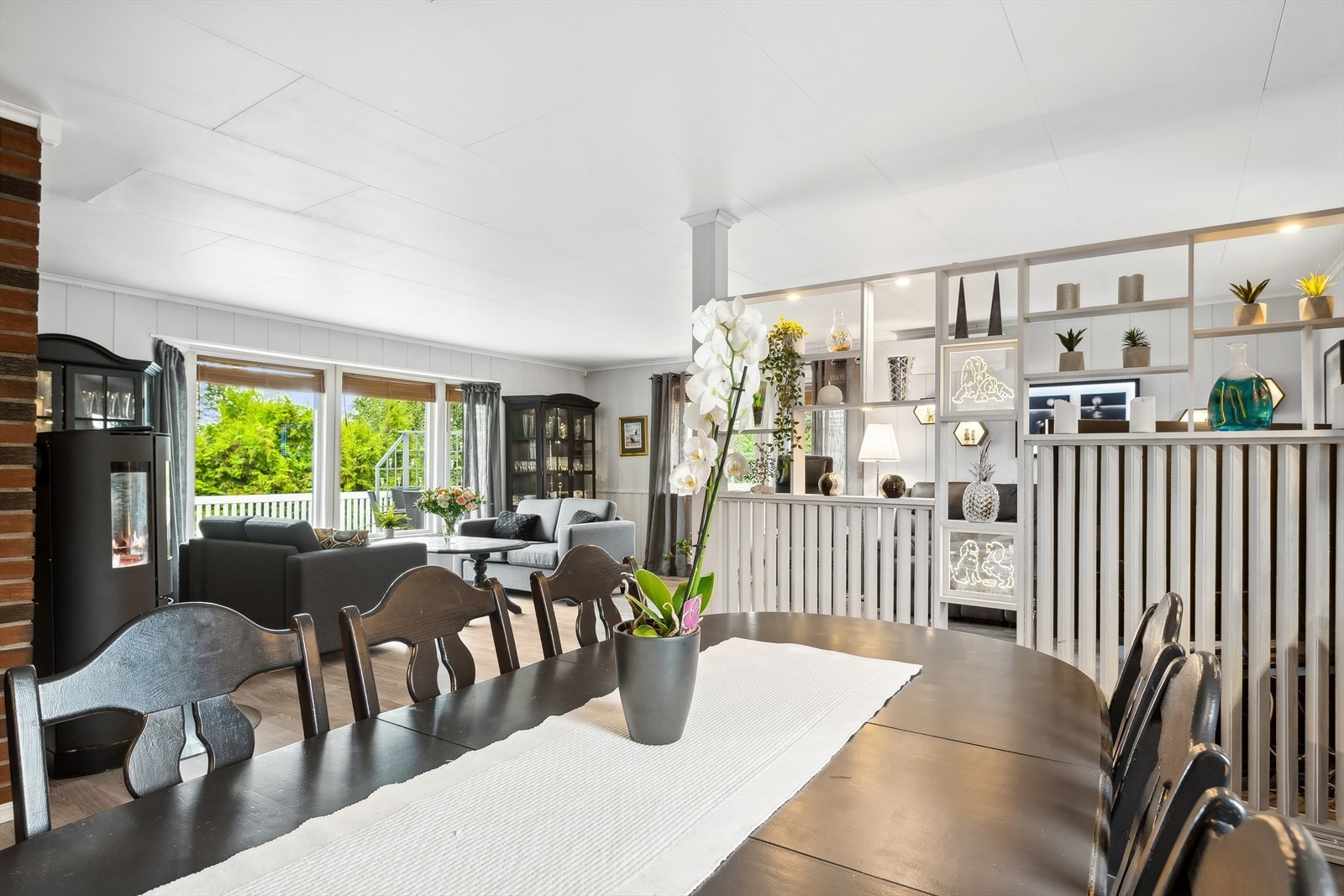 Adkomst til terrasse og hage fra stuen. Galleribilde