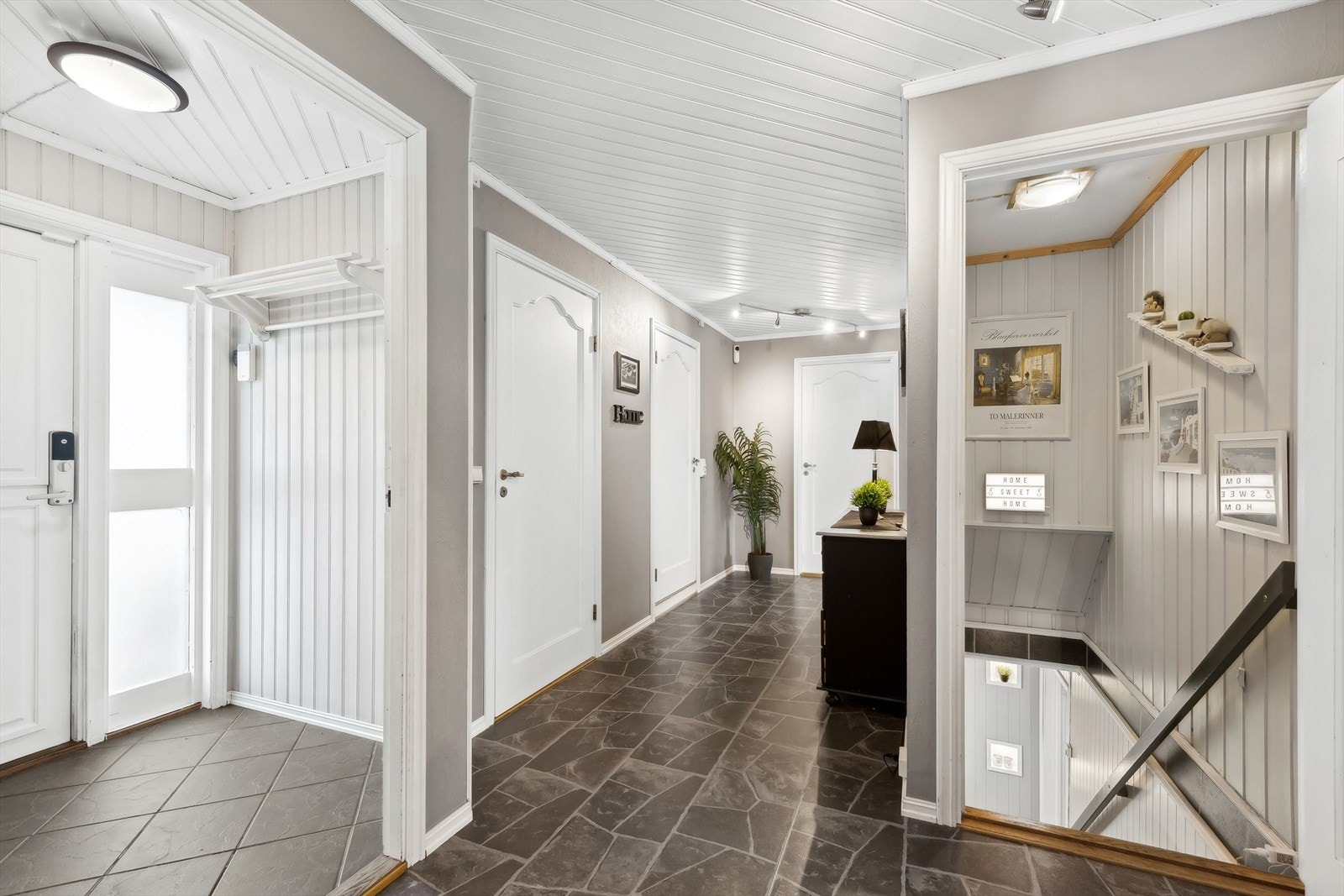 Velkommen inn! Vindfang med videre adkomst til hall, kjøkken, stue og soverom, samt underetasje. Galleribilde