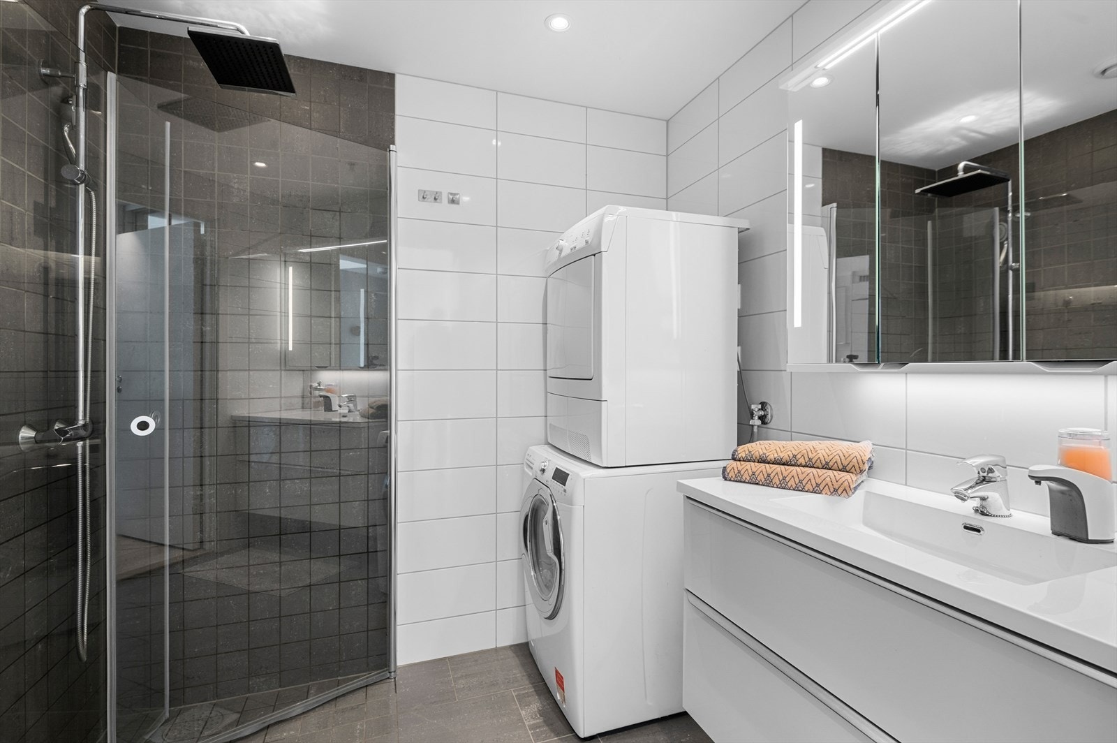 Det delikate badet er stilrent innredet med tidløse fliser på både i dusjsone og gulv. Galleribilde