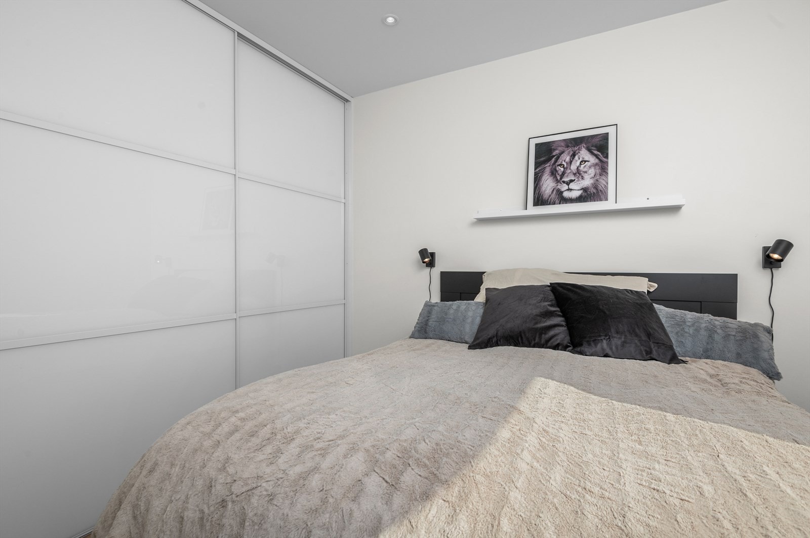 Leiligheten har to romslige soverom på henholdsvis ca. 11 og 6 m². Galleribilde