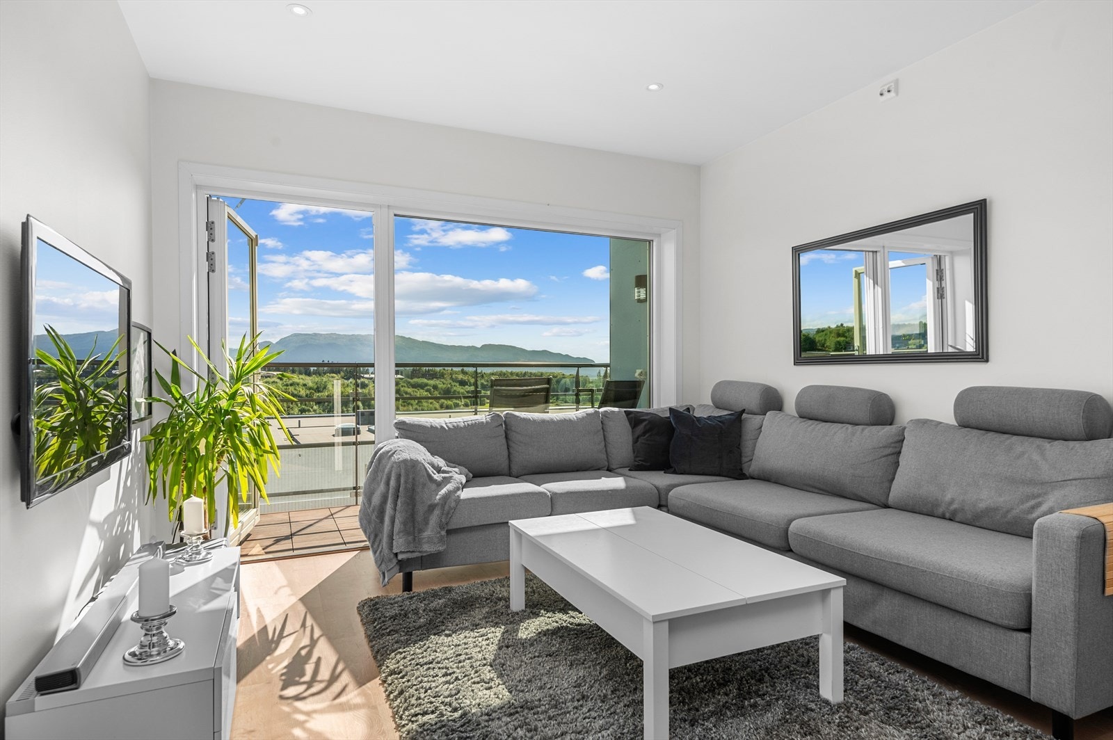 Stue- og kjøkkenarealet er på ca. 19,5 m² med en naturlig oppdeling for sofa og tv-møblement. Galleribilde