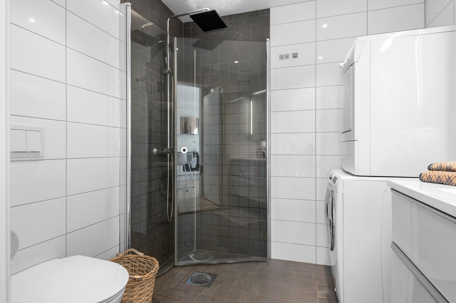 Badet er utstyrt med gulvvarme, vegghengt toalett, dusj, downlights i tak samt opplegg til vaskemaskin. Galleribilde