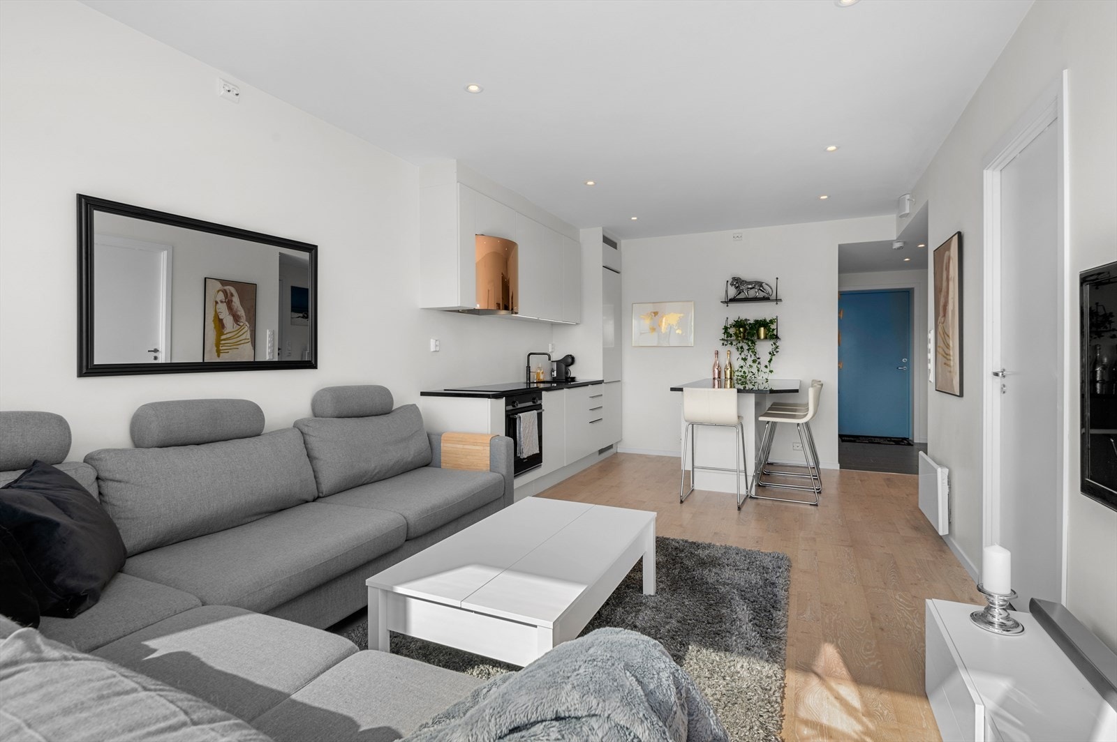 Totalarealet på leiligheten er på 59 m², og leilighetens fellesutgifter er kun på kr. 2 336,- pr. mnd. og inkluderer bl.a. kabel-tv, internett, parkering m.m. Galleribilde