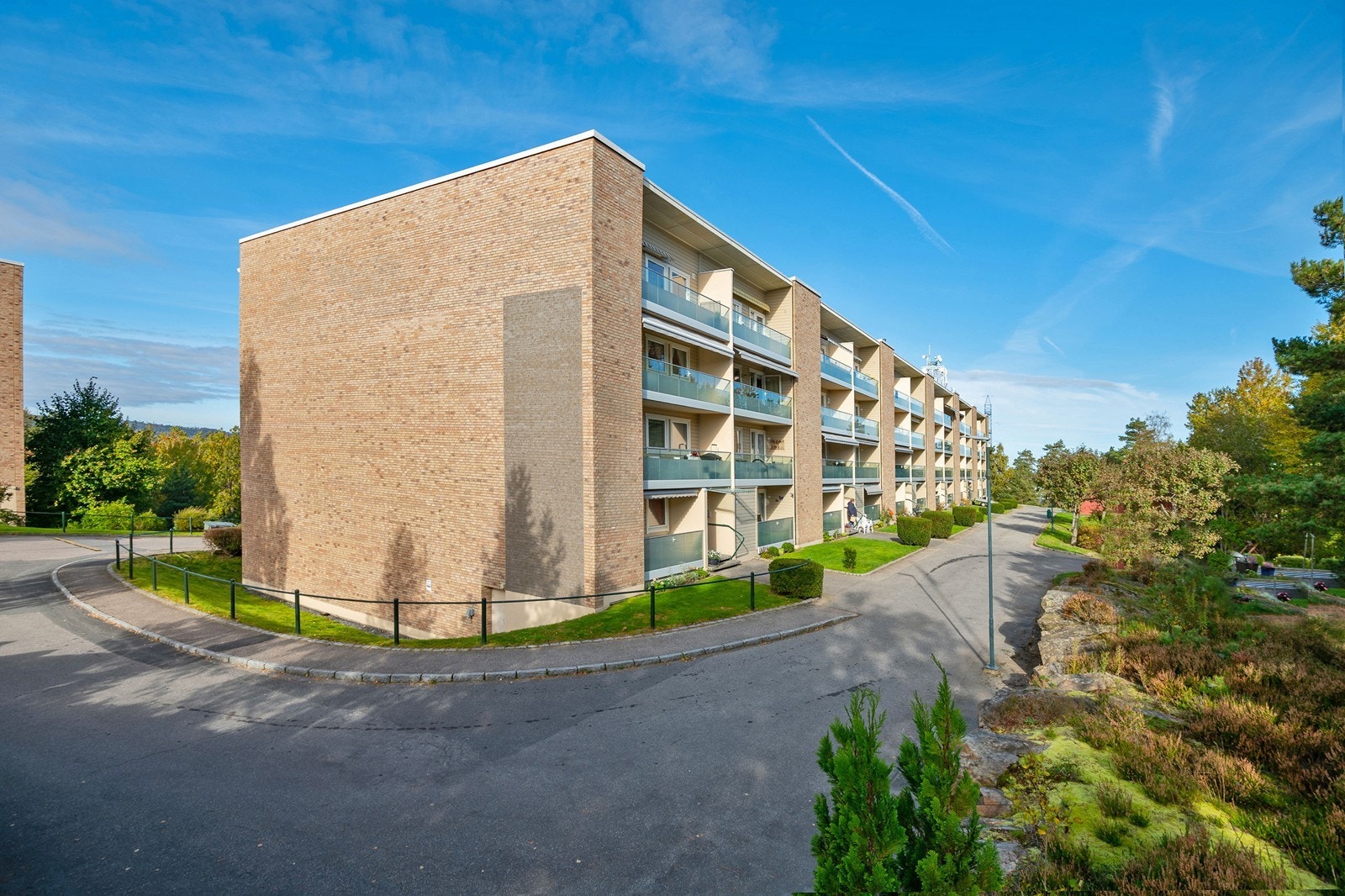 Velstelte uteområder ønsker velkommen med blant annet asfaltert vei, grønn gressplen, hekk, busker og bed. Galleribilde