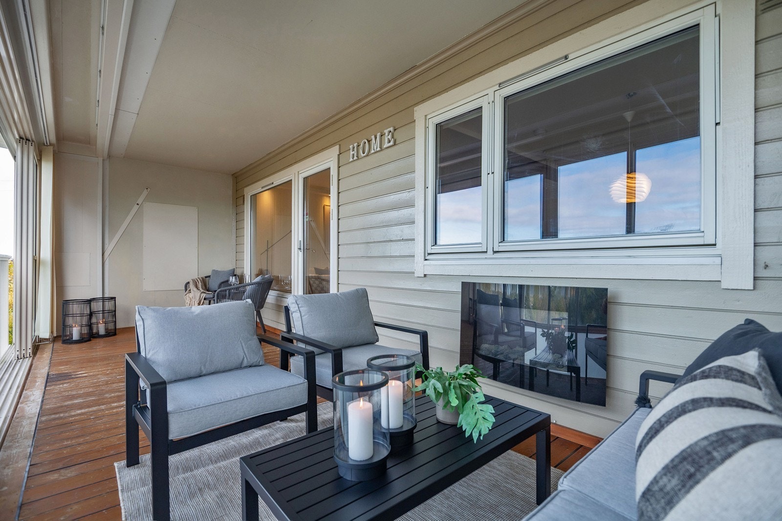 En vegghengt elektrisk peis bidrar til varme og hygge spesielt på kveldstid, og det er lunt skipsgulv. Galleribilde