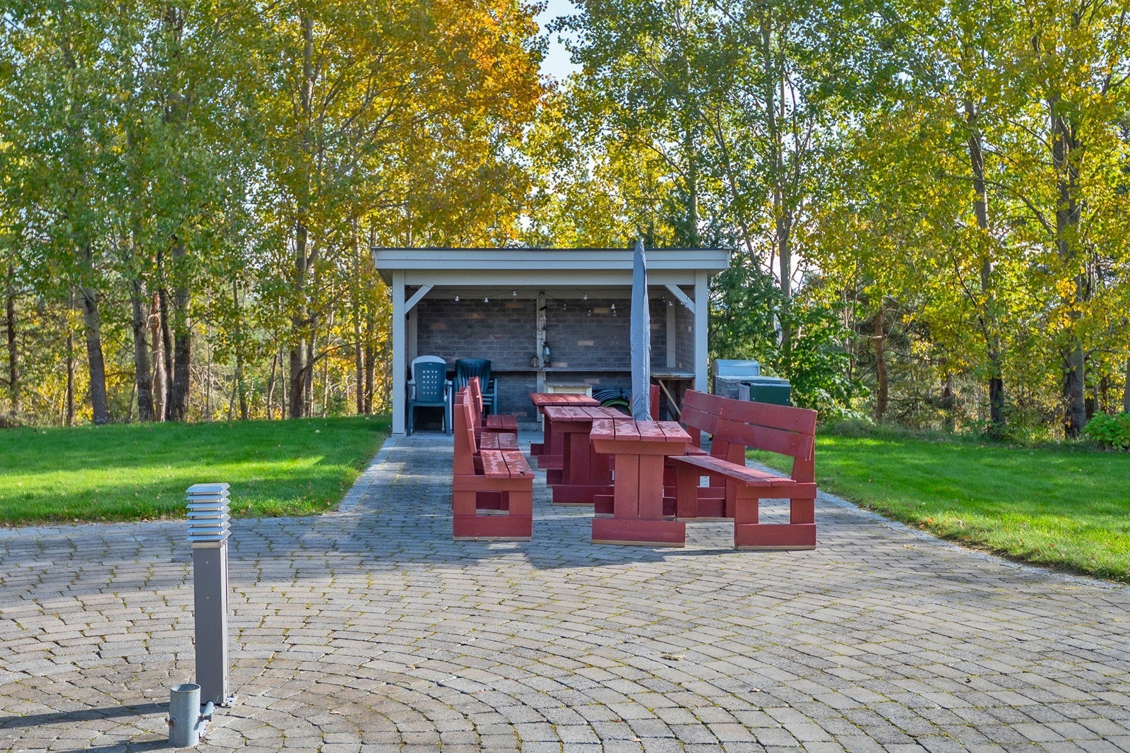 Eiendommen har gangveier med asfalt og belegningsstein, steintrapp og tilliggende terreng i form av fjellknauser, trær og div. vegetasjon. Galleribilde