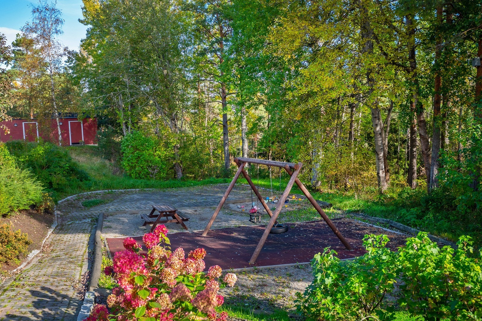 Borettslaget har flere uteplasser med sittebenker, sykkelbod og lekeområde med blant annet huskestativ og sandkasse. Galleribilde