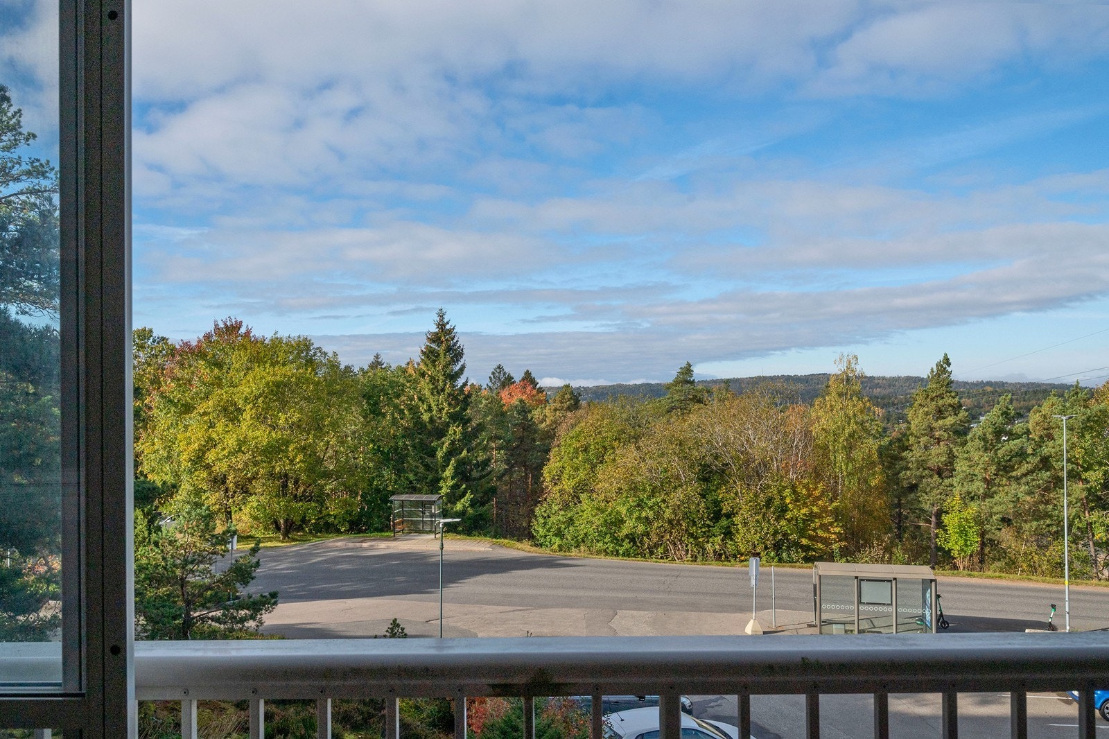 Innglasset balkong på 18 kvm kan åpnes på varme sommerdager og lukkes på gråværsdager - nyt uteplassen uavhengig av vær og vind. Galleribilde