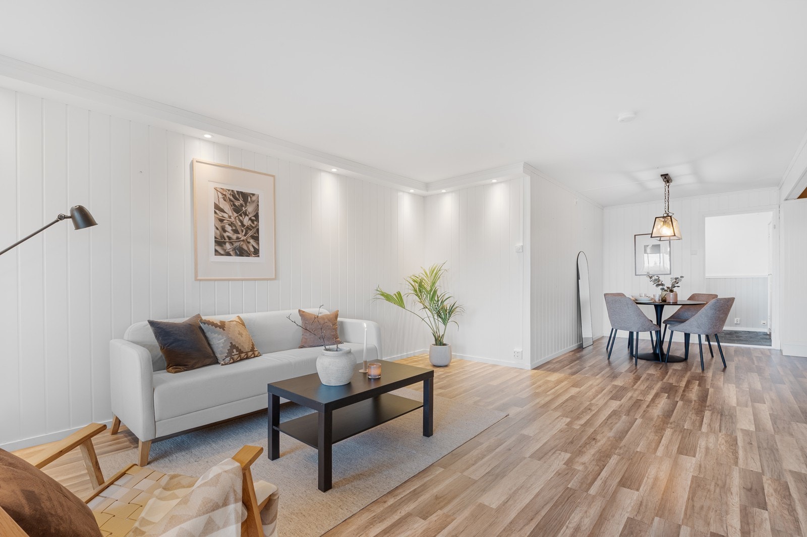 Nedfelt downlights gir god belysning og en ekstra detalj til rommet. Gjennomgående gulvvarme i samtlige rom i leiligheten gir behagelig oppvarming og komfort. Galleribilde