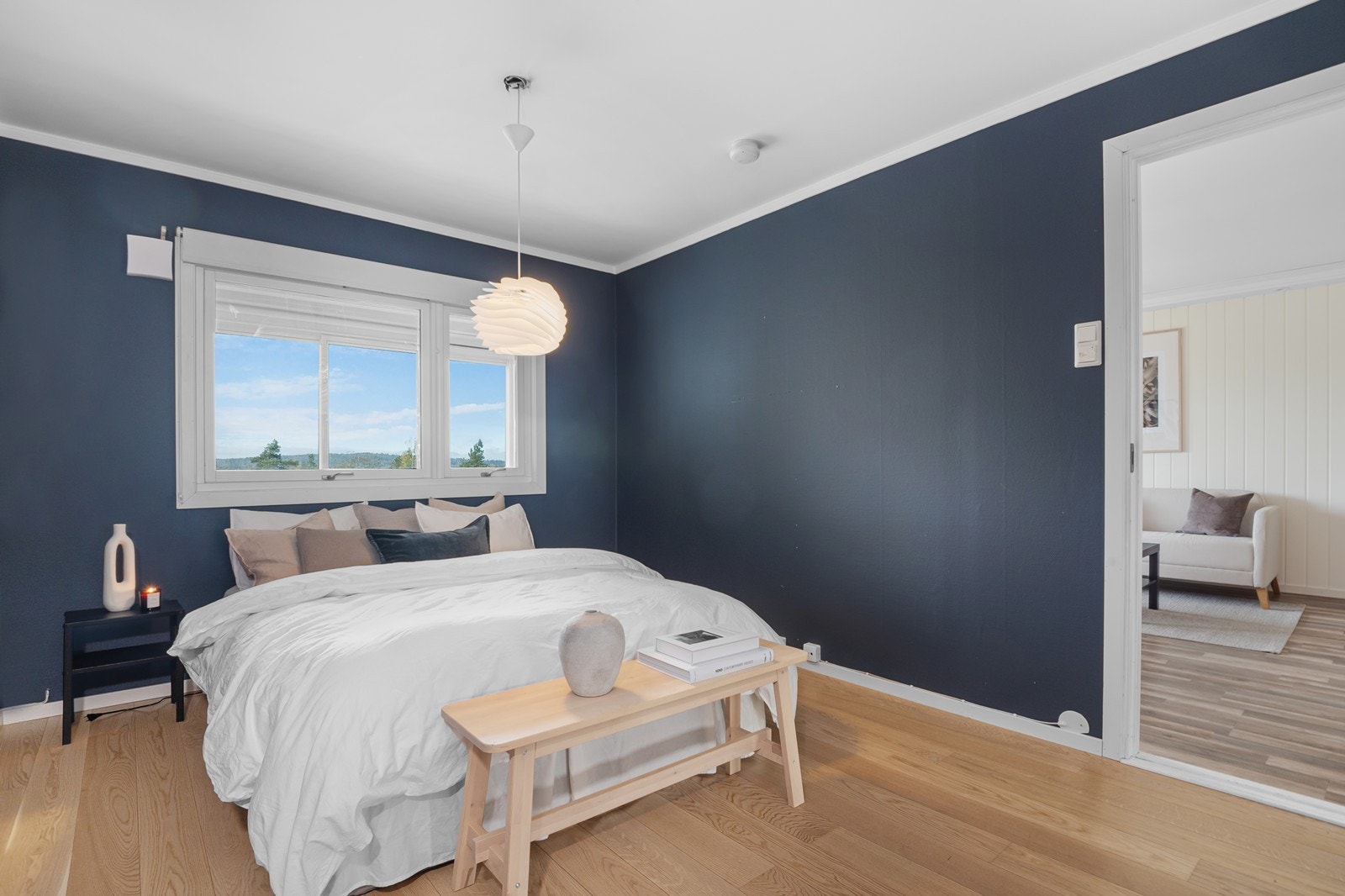 Soverommet ligger tilknyttet stuen, med fin størrelse og god plass til dobbeltseng med tilhørende møblement. Galleribilde