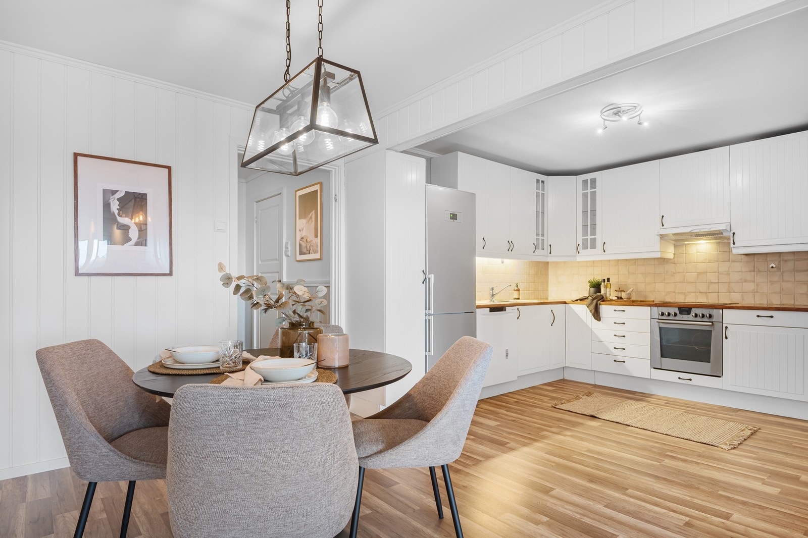 Kjøkkenet ligger i åpen løsning mot stuen, og i sone mellom rommene er det god plass for spisestue. Galleribilde