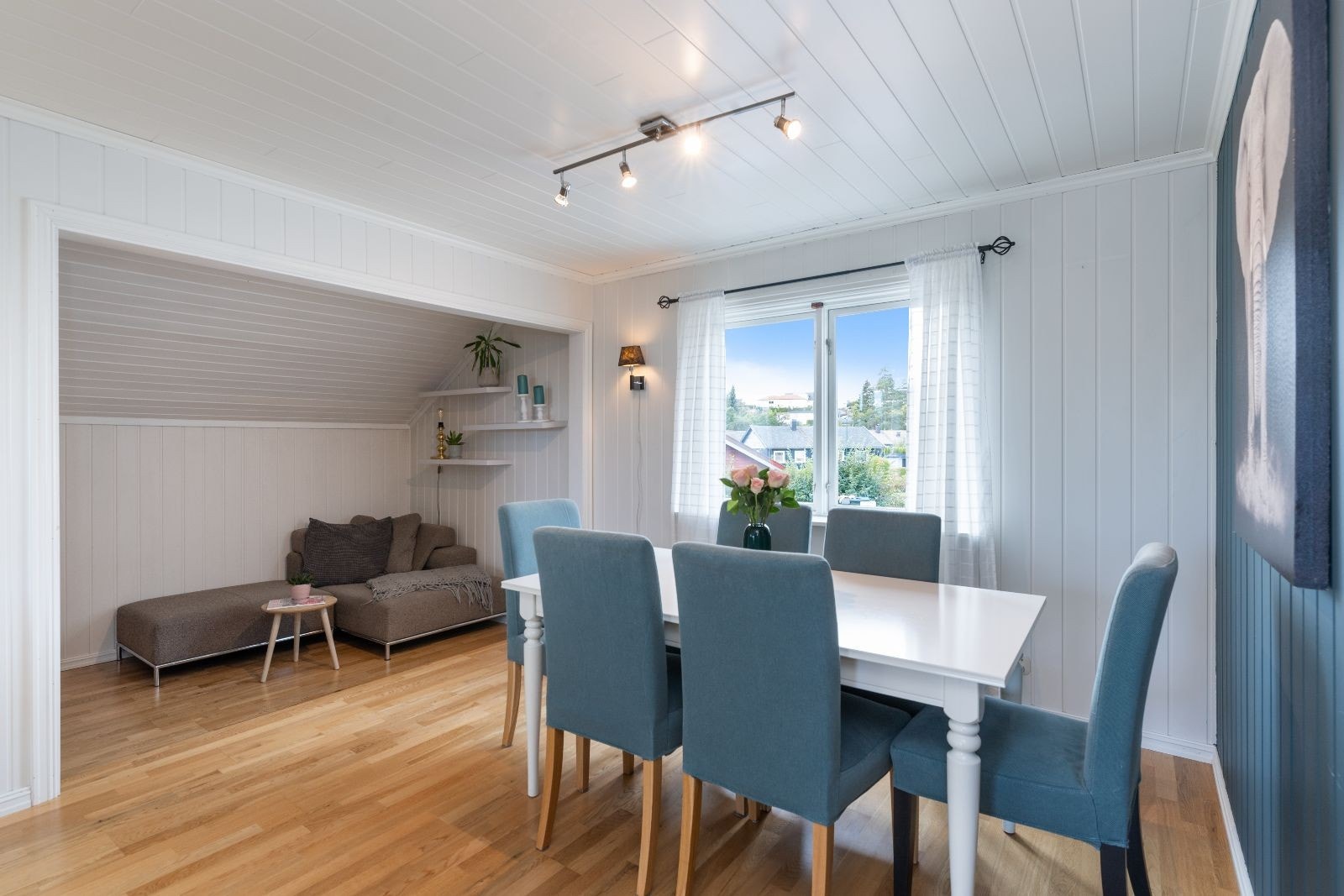 Store vinduer som slipper inn godt med lys Galleribilde