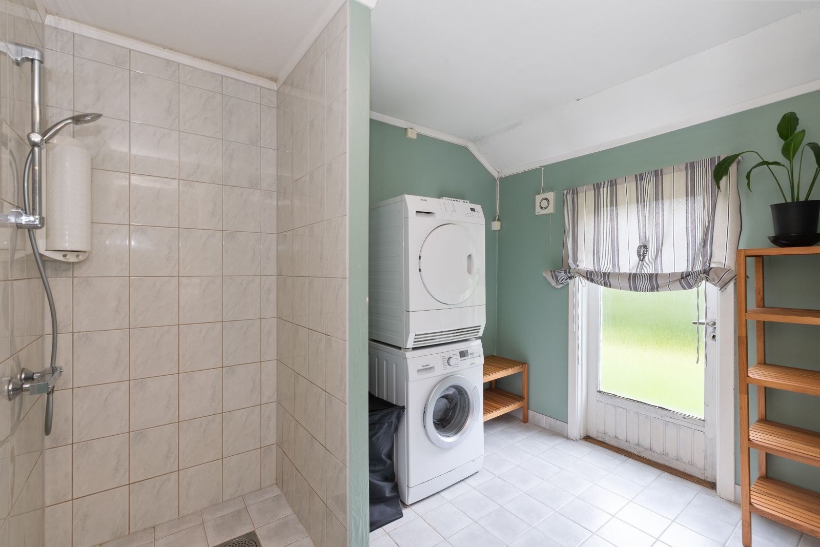 Vaskerom med dusj og opplegg for vaskemaskin og tørketrommel Galleribilde