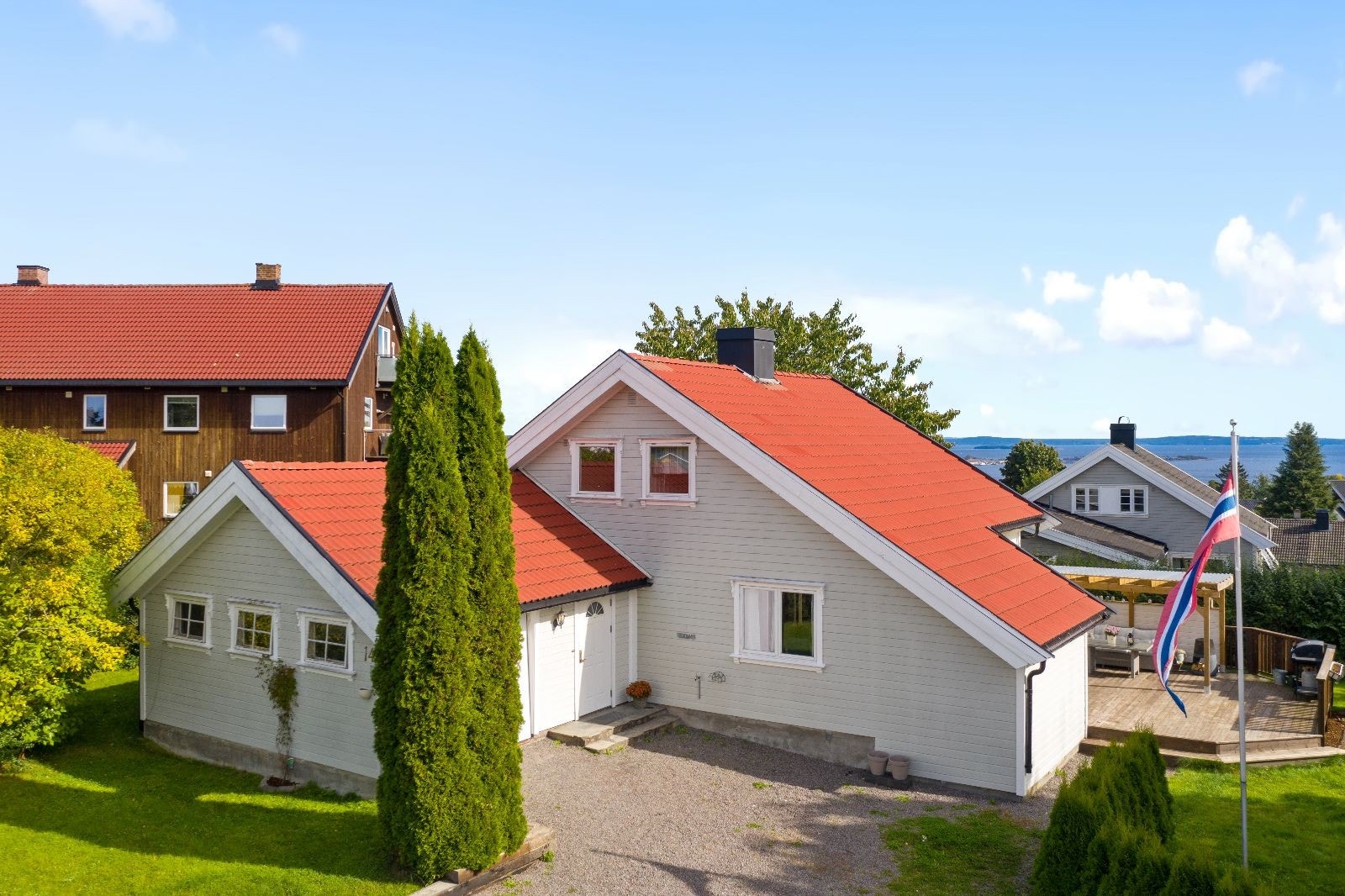 Inholdsrik enebolig over 2 plan i et barnevennlig boligområde! Galleribilde