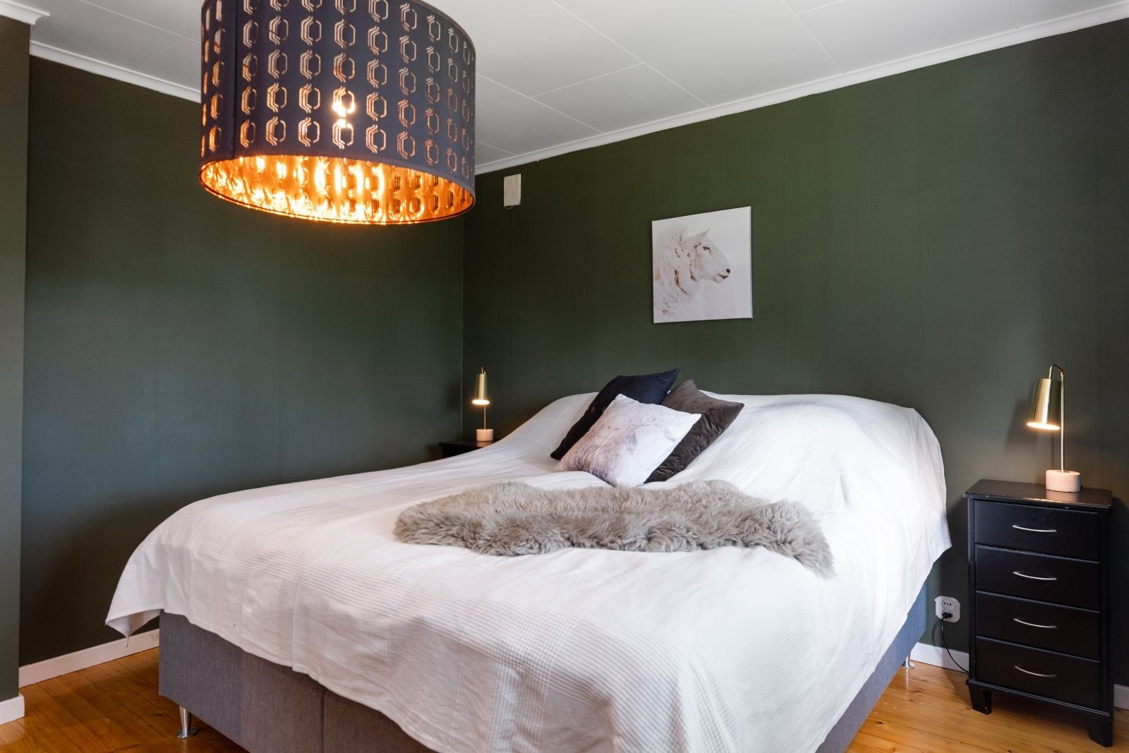 Soverommet har skyvedørsgarderobe Galleribilde