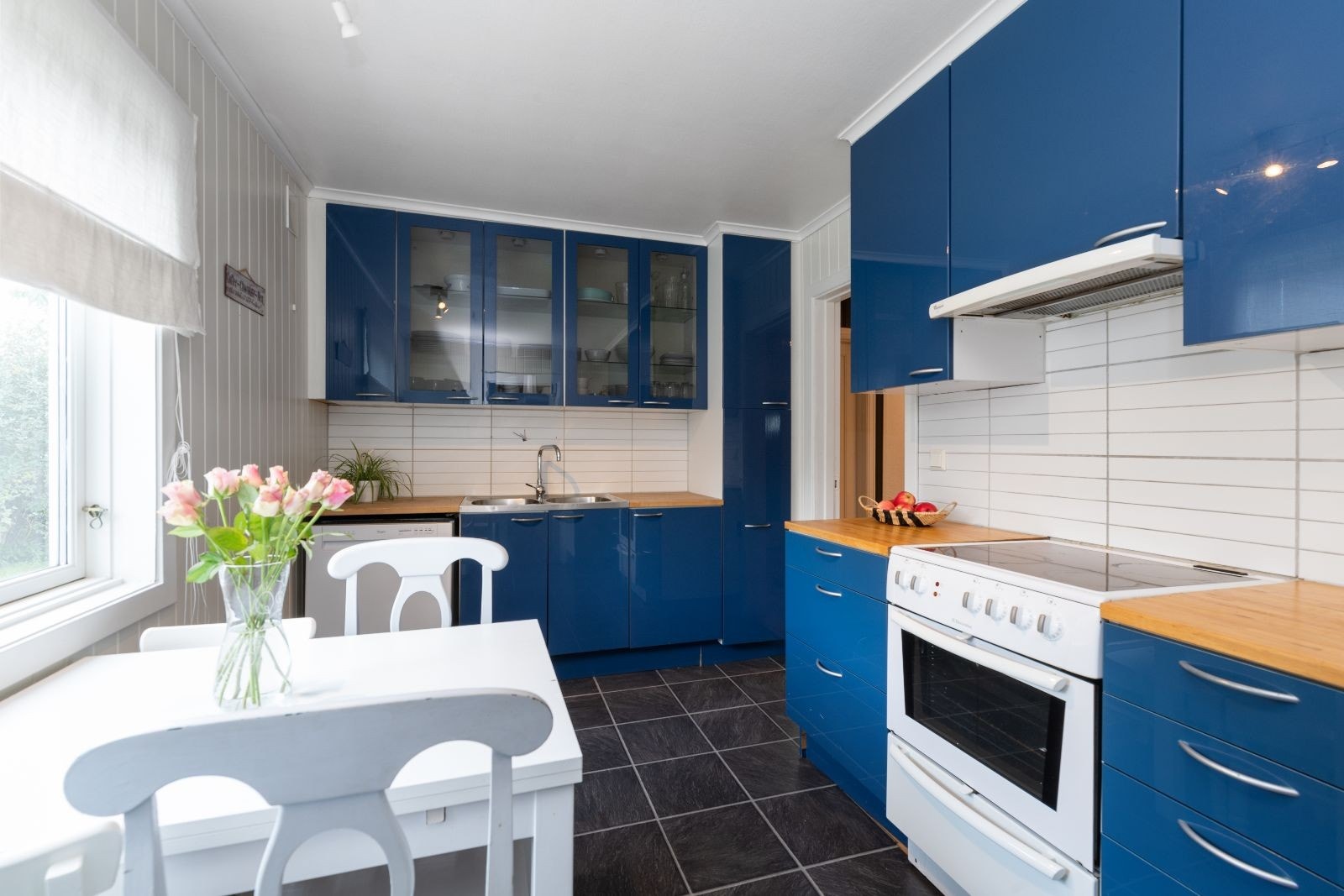 Kjøkken med mye skap- og benkeplass Galleribilde