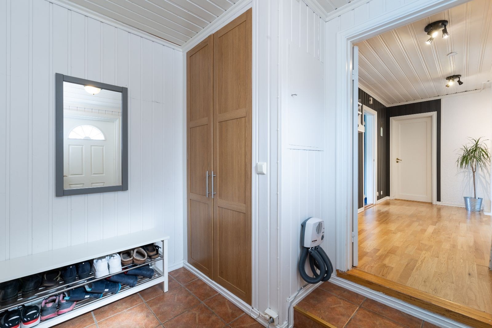 Gang med plass til yttertøy og sko Galleribilde