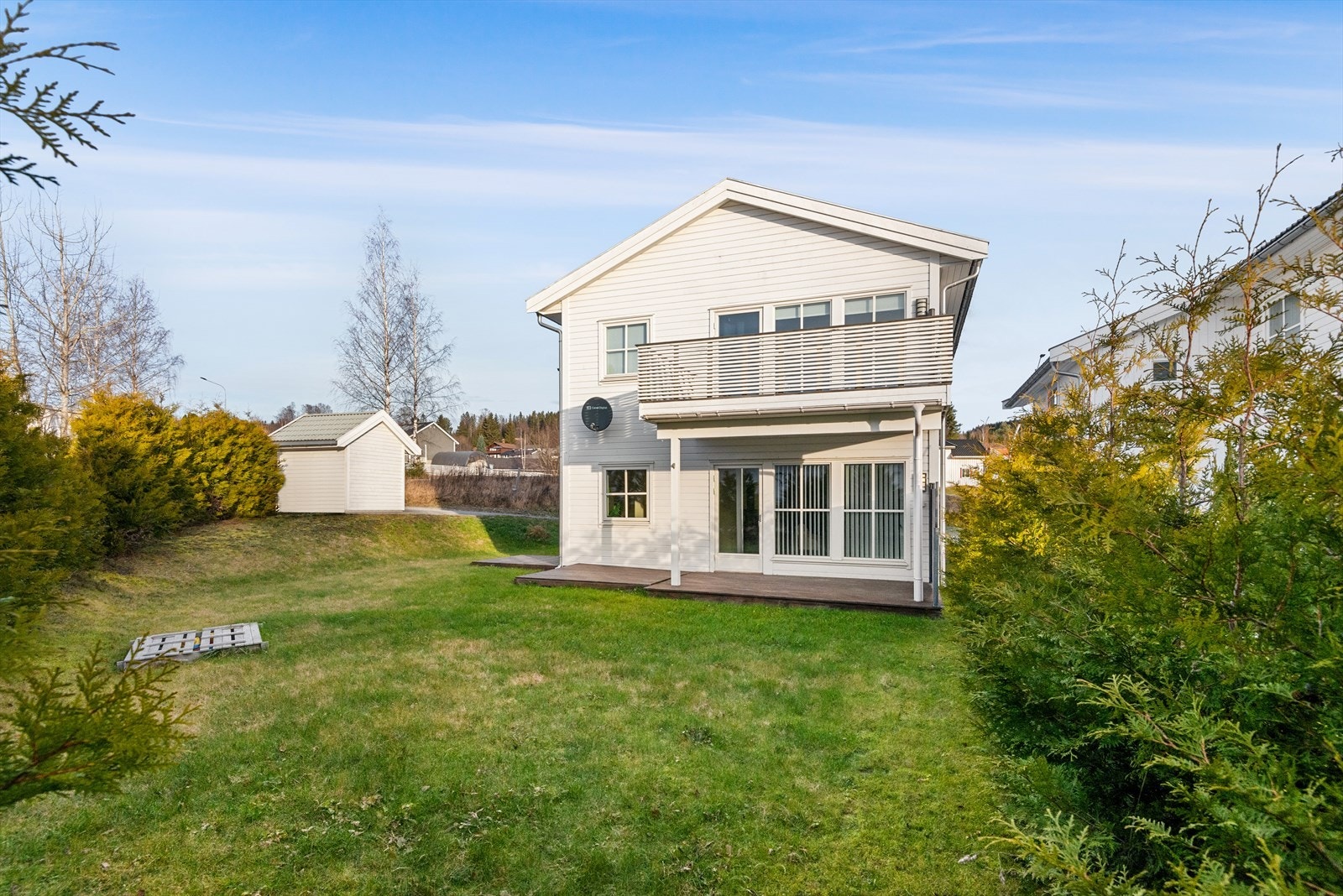 Fin terrasseplass og koselig hage. Galleribilde