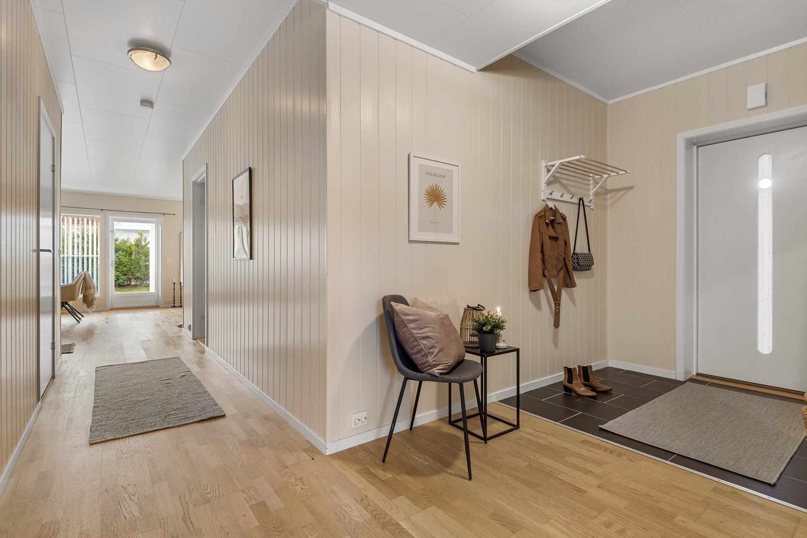 Her kommer du inn i en lys og hyggelig entré. Galleribilde