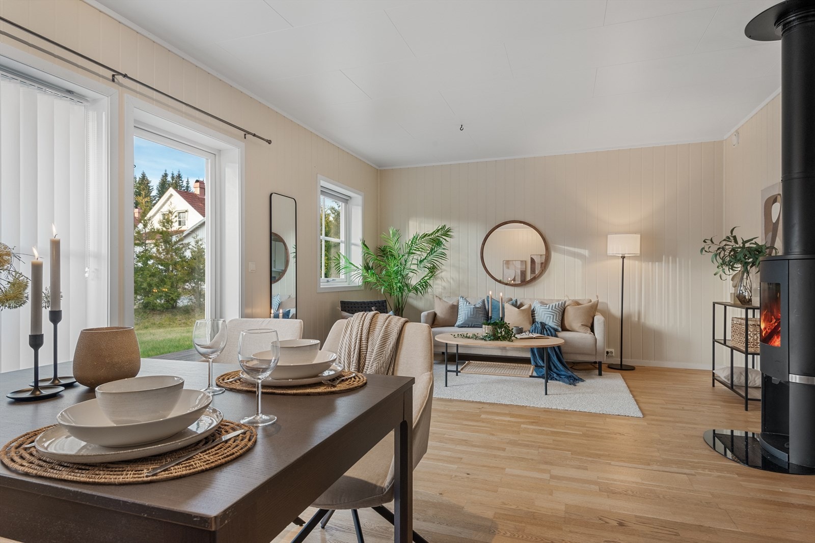 Fra spisestuen/stuen er det utgang til terrasse. Galleribilde