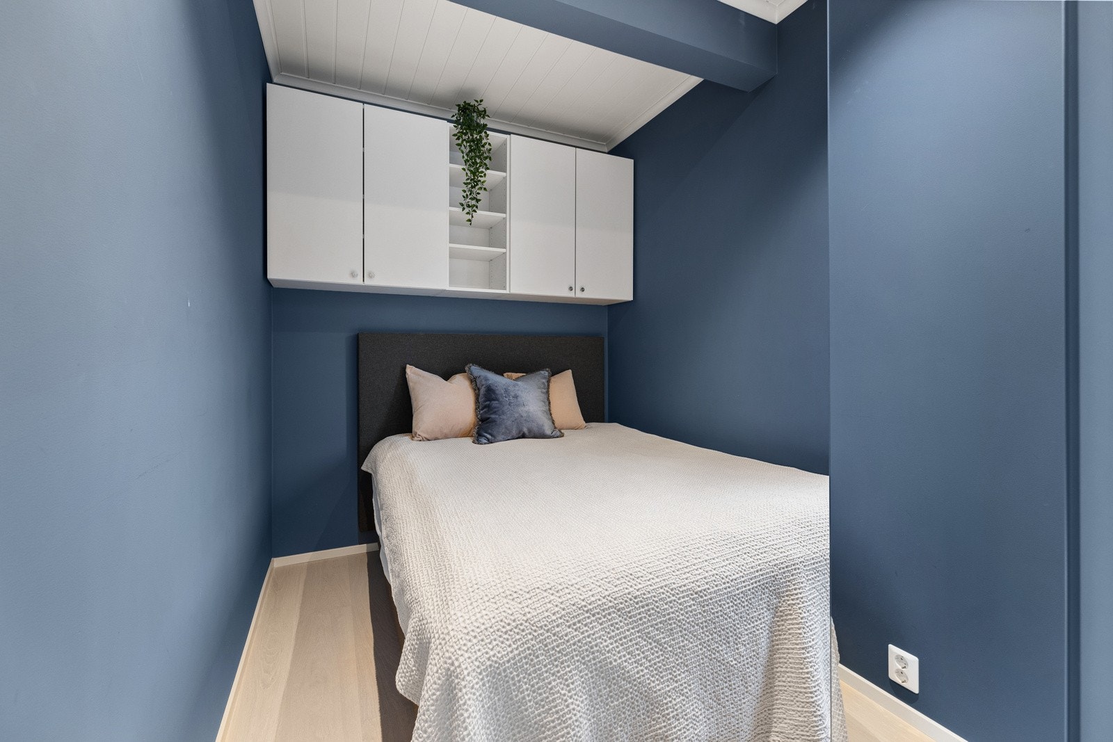 Separat soverom med plass til dobbeltseng og smart lagring på vegg samt garderobeskap Galleribilde