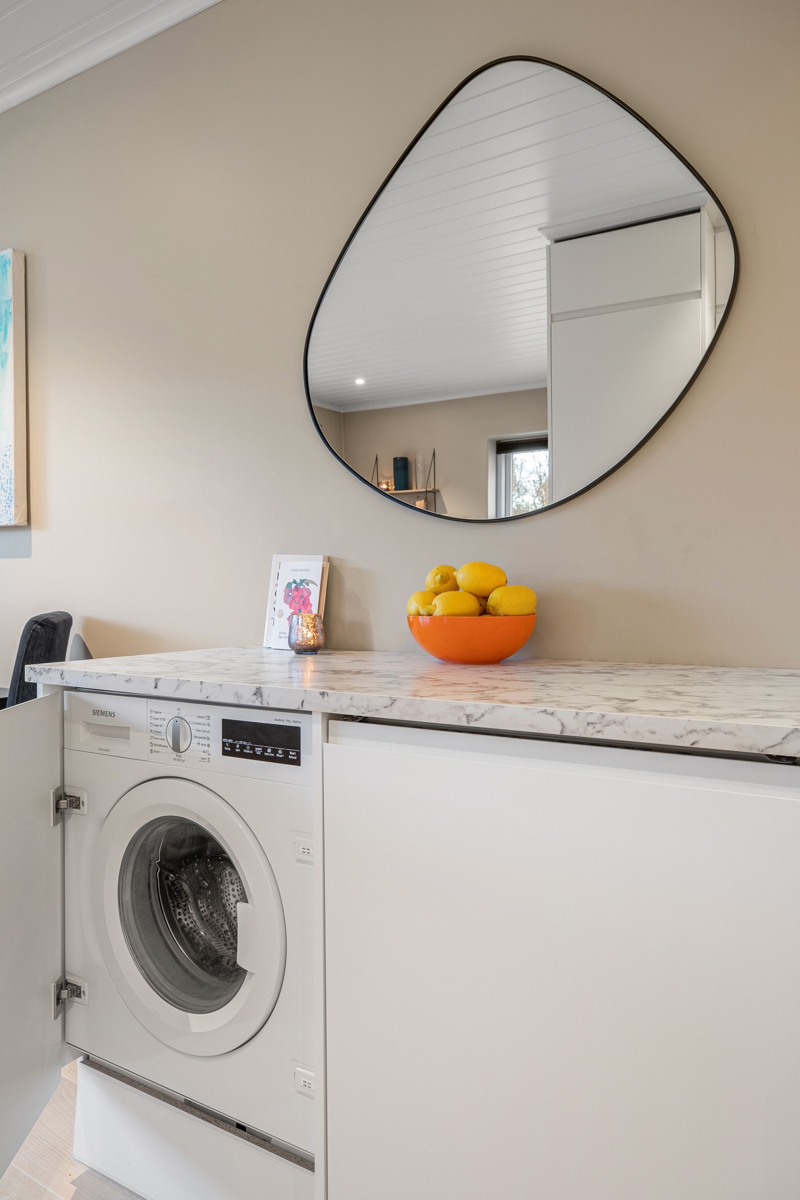 Opplegg for vaskemaskin. Det er montert vannstopper (Waterguard) under kjøkkenskap og bak oppvaskmaskin. Galleribilde