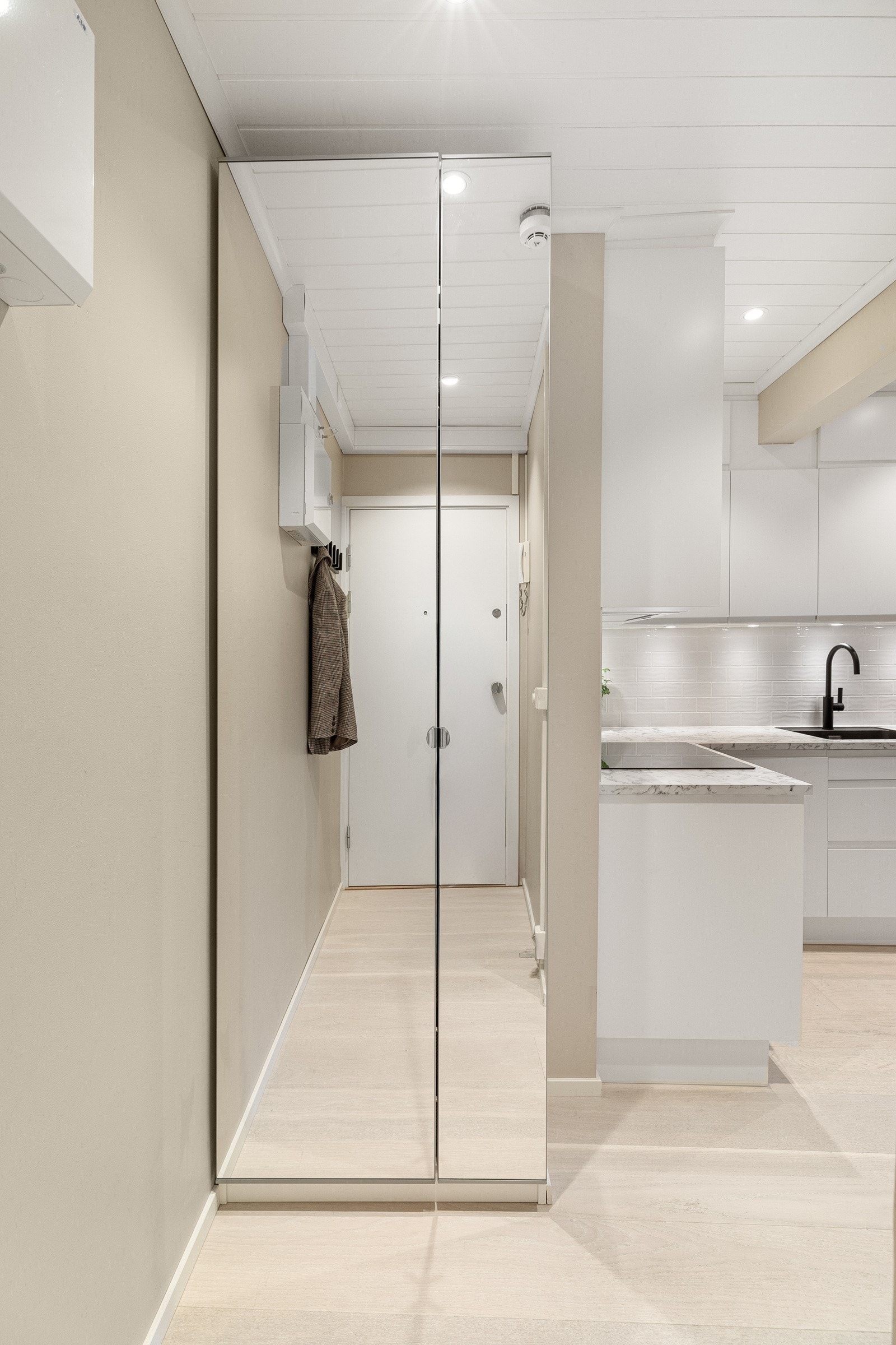 Gang med plass for oppbevaring av sko og yttertøy i garderobeskap med speilfronter Galleribilde