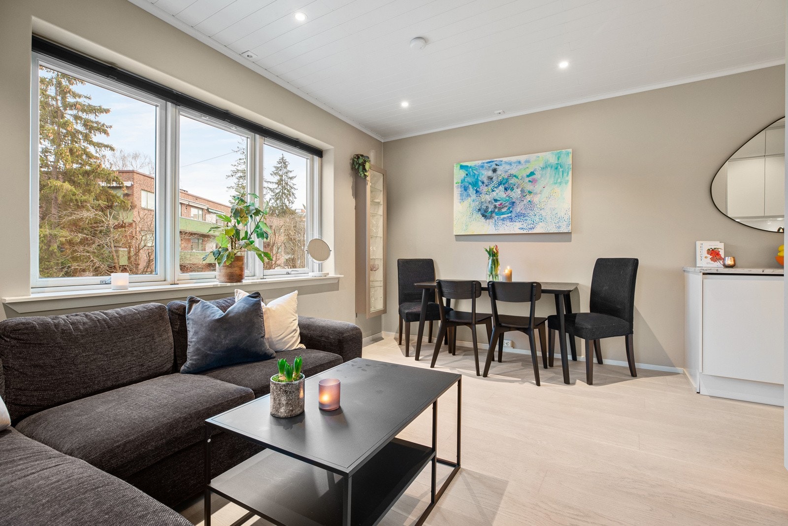 Store vindusflater gir rikelig med naturlig lys i rommet Galleribilde