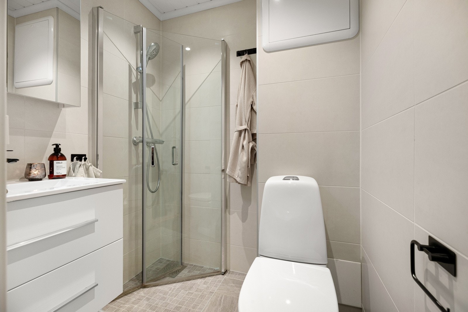 Badet ble pusset opp i 2020 av Comfort og Marion Bygg. Selger innehar kun bilder og samsvarserklæring fra elektriker samt generell FDV fra rørlegger. Galleribilde