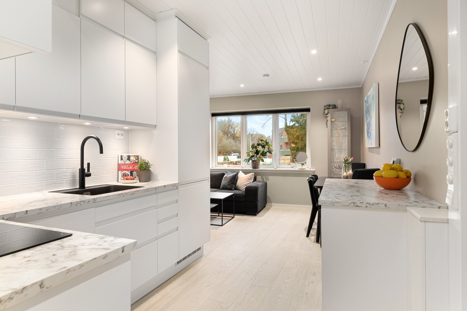 Kjøkkenkrok i åpen løsning mot stuen Galleribilde