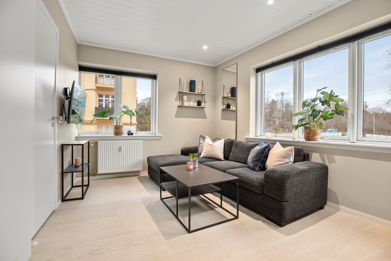 Stuen fremstår som lys og luftig med takhøyde på ca. 2,52 meter Galleribilde