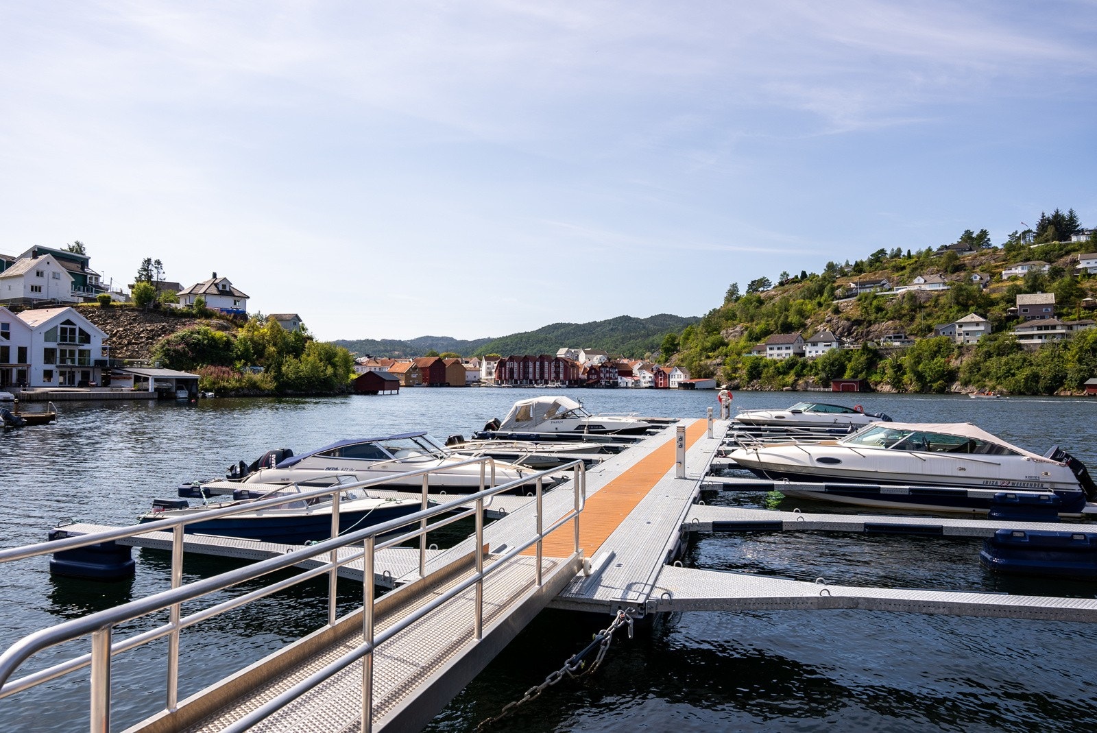 Felles flytebrygge med badeplass i enden. Galleribilde