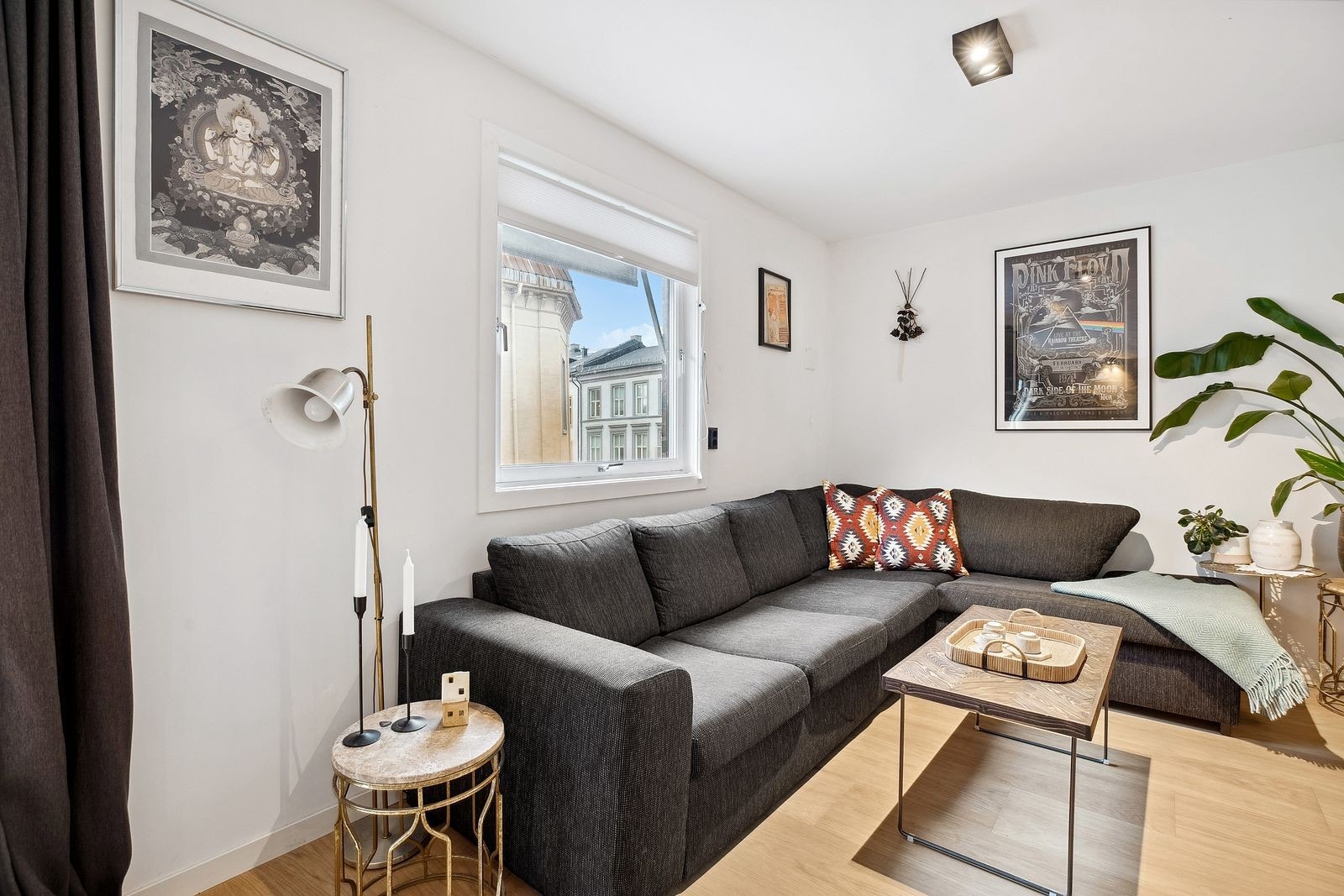 Du har god plass til både sofagruppe, spisebord og TV med tilhørende møblement. Galleribilde