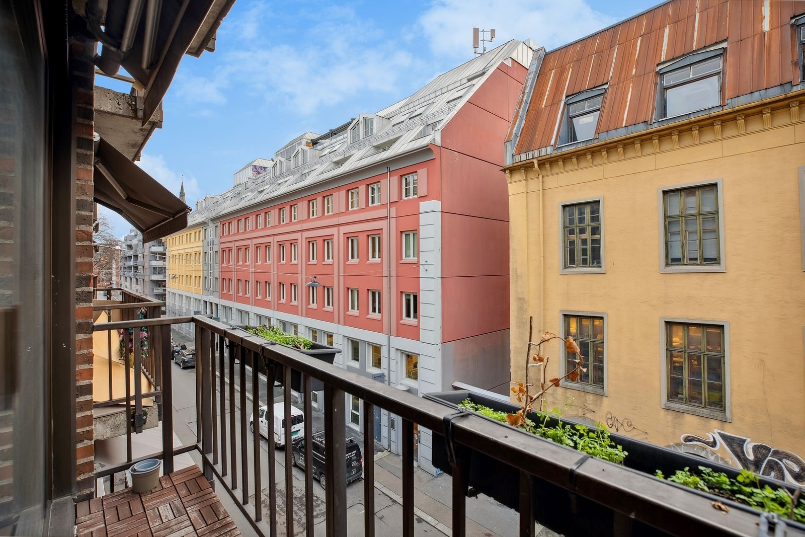 Fra stuen er det utgang til en sydøstvendt balkong på 2 kvm. Det er plass til et cafésett. Galleribilde