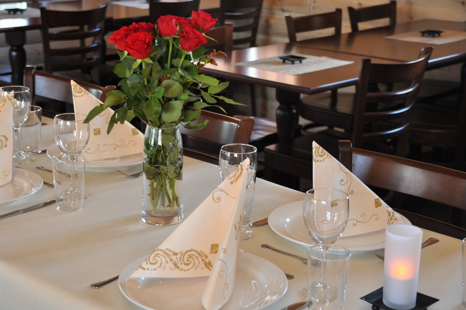 Mattisstua. Lørdager i skisesongen er det åpent i Sportsbaren på Mattisstua med sosiale sittegrupper og sport på storskjerm. Galleribilde