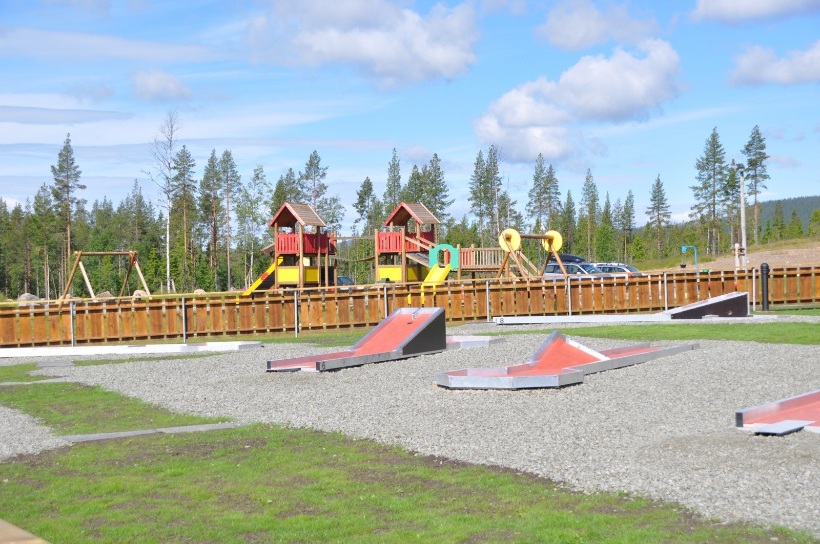 Minigolfen inne på området. Minigolfbanen ble kraftig oppgradert sommeren 2021 og har nå nytt kunstgressdekke. Galleribilde