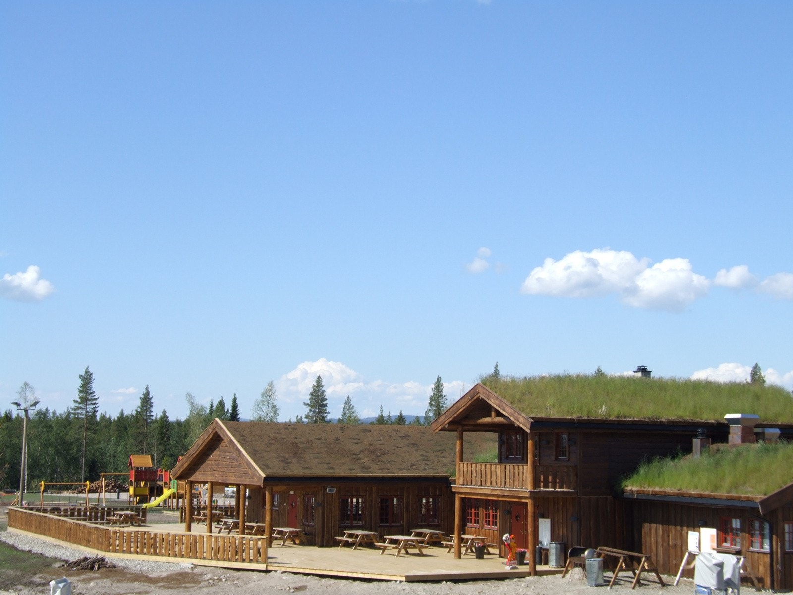 Mattisstua. Både innendørs og utendørs på terrassen er det utsyn og god oversikt over skianlegget. Galleribilde