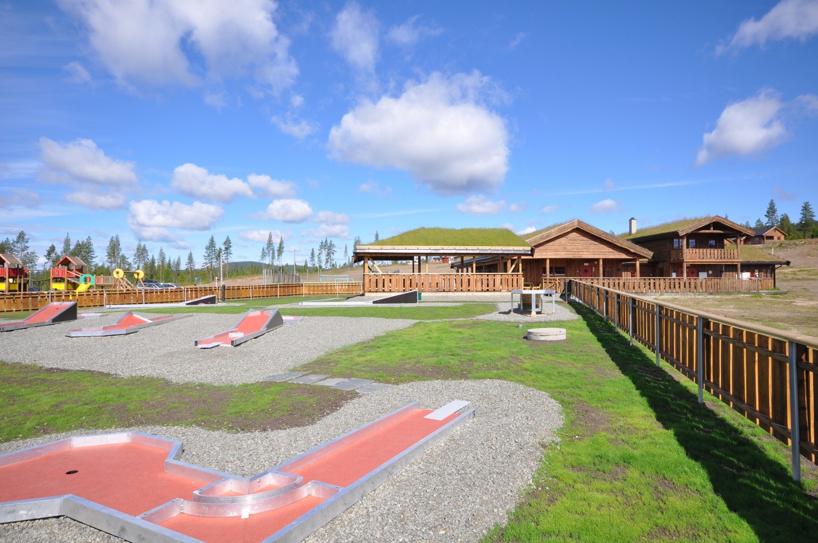 Minigolfen inne på området. Banen er på 9 hull og man leier kølle og ball på Mattisstua i Mattisstuas åpningstid. Galleribilde