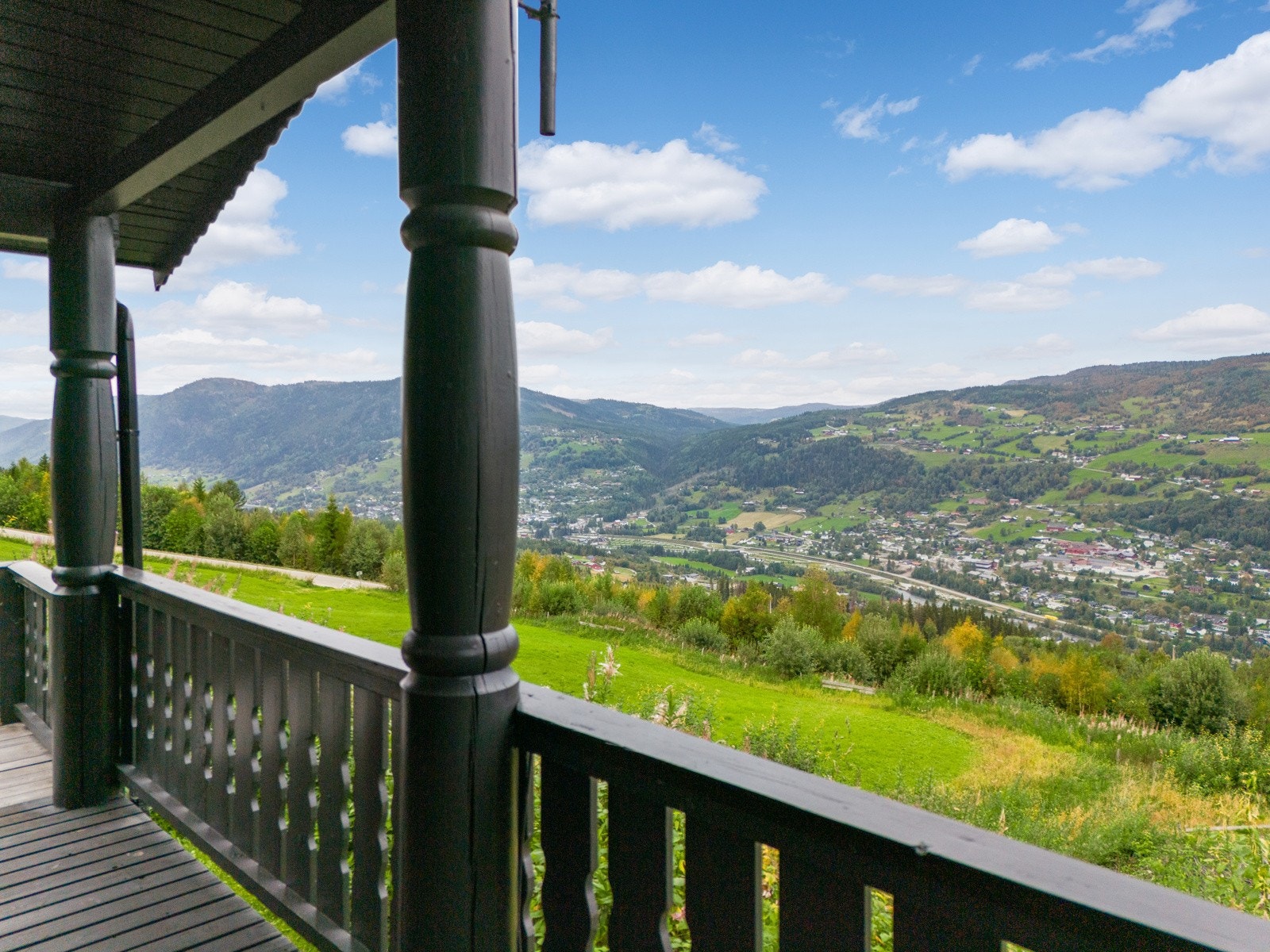 Utsikten nytes fra hele eiendommen. Galleribilde