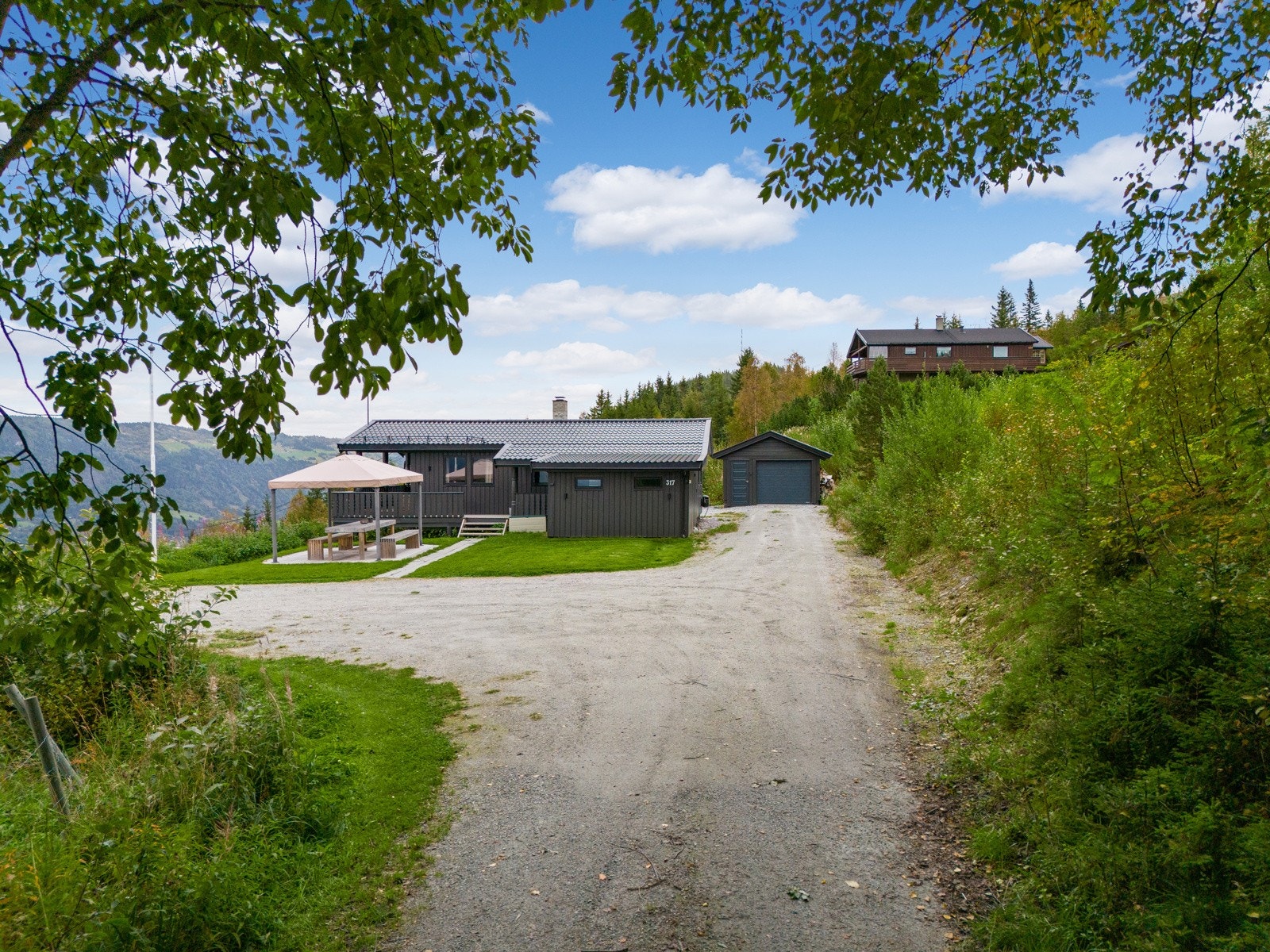 Lokal Eiendomsmegler MNEF/Økonom/Partner Ådne Holestøl Hognerud har gleden av å vise frem Vestlivegen 317/319! Galleribilde