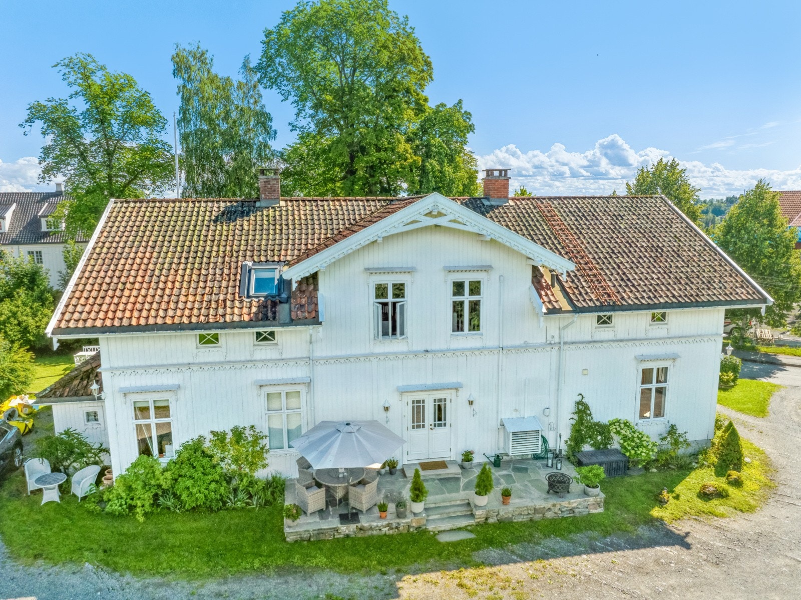 Boligen ligger i deler av 1 etasje og 2. etasje i denne flotte sveitservillaen fra 1835. Med inngangsparti i 1. etasje. Galleribilde