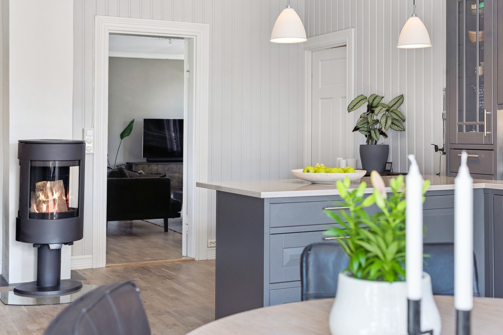 En flott peisovn gir lun og herlig varme på kjøkkenet når gradestokken kryper nedover. Galleribilde